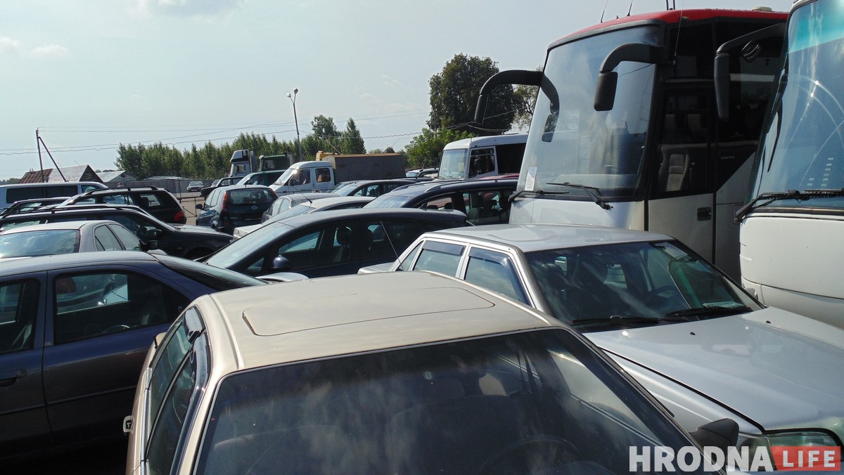 Ад ажыятажу 90-х да амаль пусткі сёння. Як існаваў і амаль знік гродзенскі аўтарынак