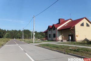 На дарозе танкі, транспарту няма, вуліцы без святла. Жыхары "элітнага" раёна Ласосна-4 папрасілі дапамогі ў Матолькі На дарозе танкі, транспарту няма, вуліцы без святла. Жыхары "элітнага" раёна Ласосна-4 папрасілі дапамогі ў Матолькі