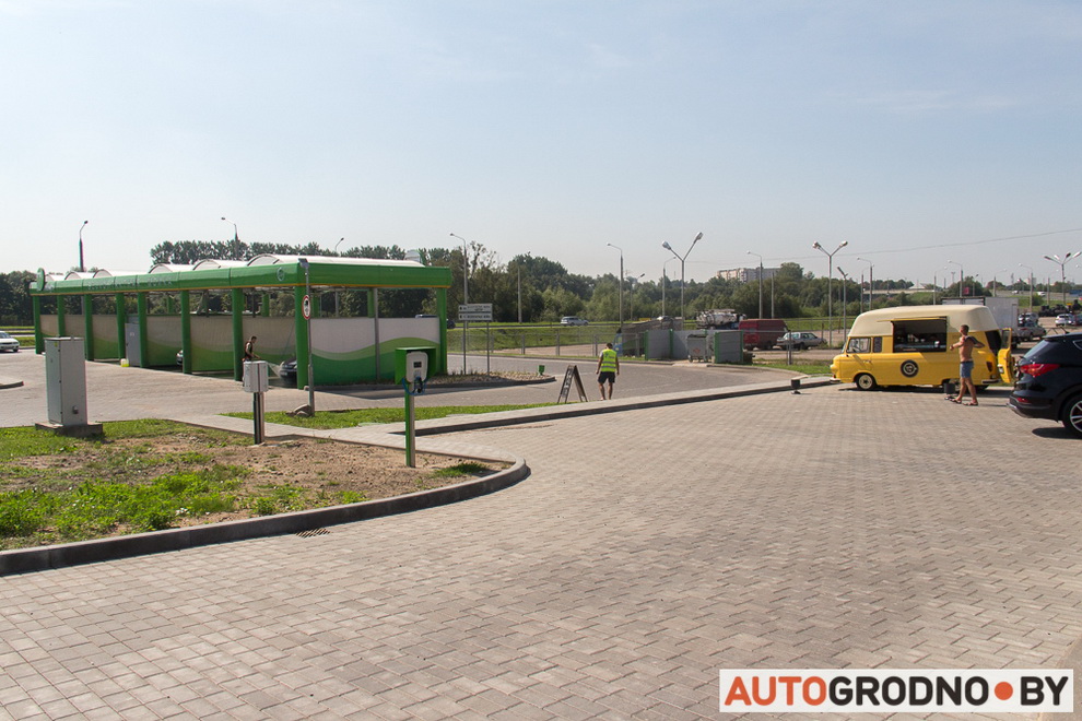 "Зарадных станцый больш, чым электрааўтамабіляў". У Гродне з'явілася яшчэ адна "зарадка"