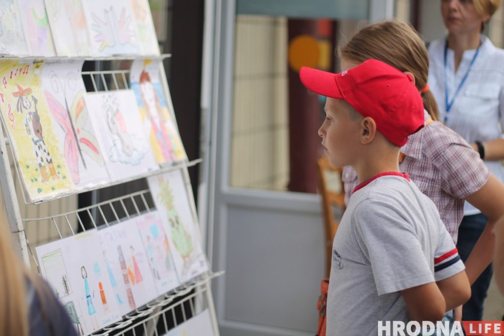 "Я дамалюю свой малюнак". У Гродне прайшла выстава ад анкахворых дзяцей