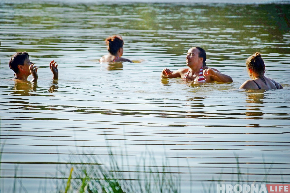 У мастацтве толькі дзяўчаты. Першы ў Беларусі  пленэр для мастакоў-жанчын прайшоў пад Гродна
