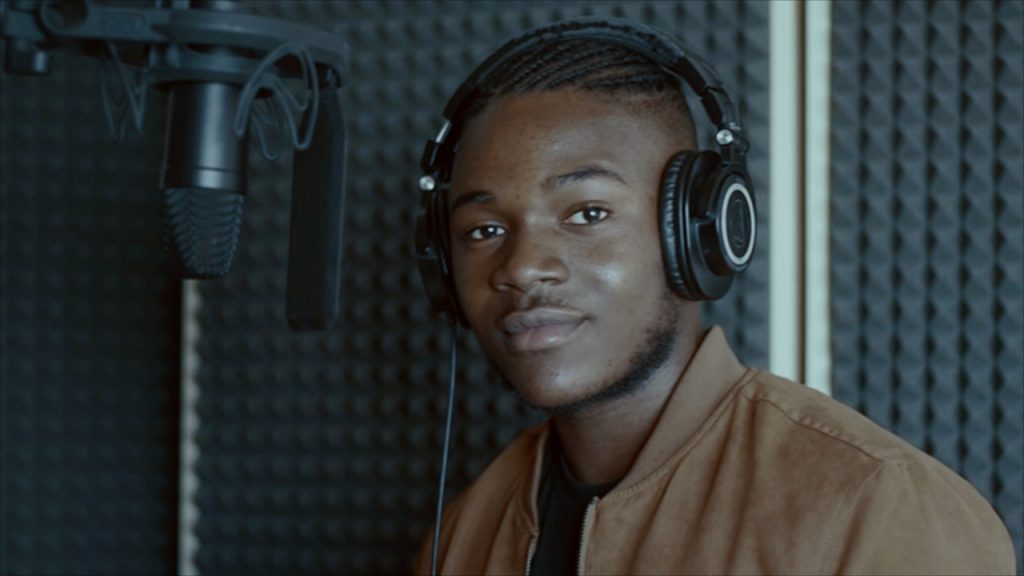 «Хлопец з аксамітным голасам». Студэнт з Нігерыі ў Гродне ўпершыню запісаў песню