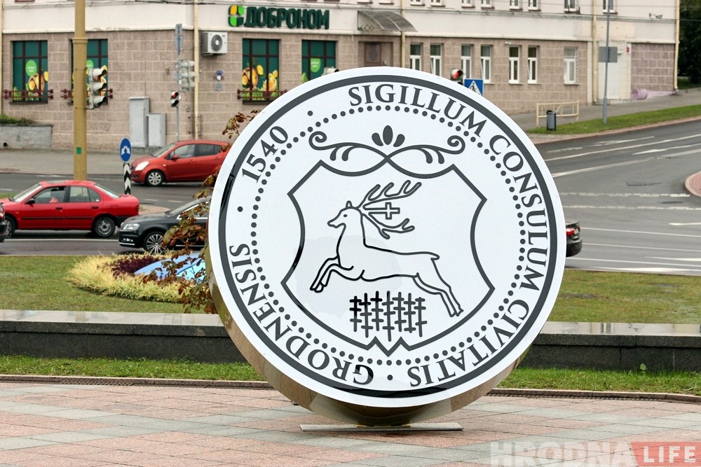 Каля драмтэатра паставілі вялізную пячатку з гербам горада