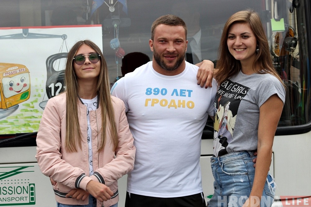 Гродзенскі волат Аляксандр Кодзіс працягнуў 12-тонны тралейбус Гродзенскі волат Аляксандр Кодзіс працягнуў 12-тонны тралейбус