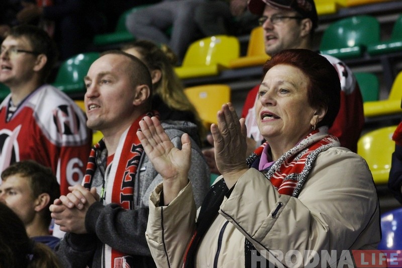 «Поддерживаю не только внука, но и всю команду». Как бабушка Галя болеет за "Неман"