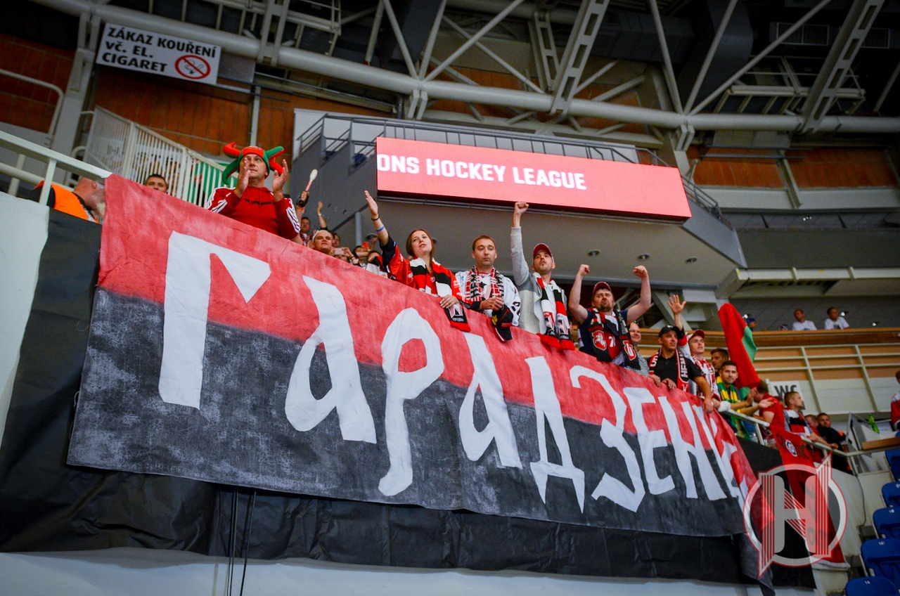 Паказалі ўзровень: у Чэхіі заўзятары "Нёмана" даспявалі гімн Беларусі, які раптоўна абарваўся