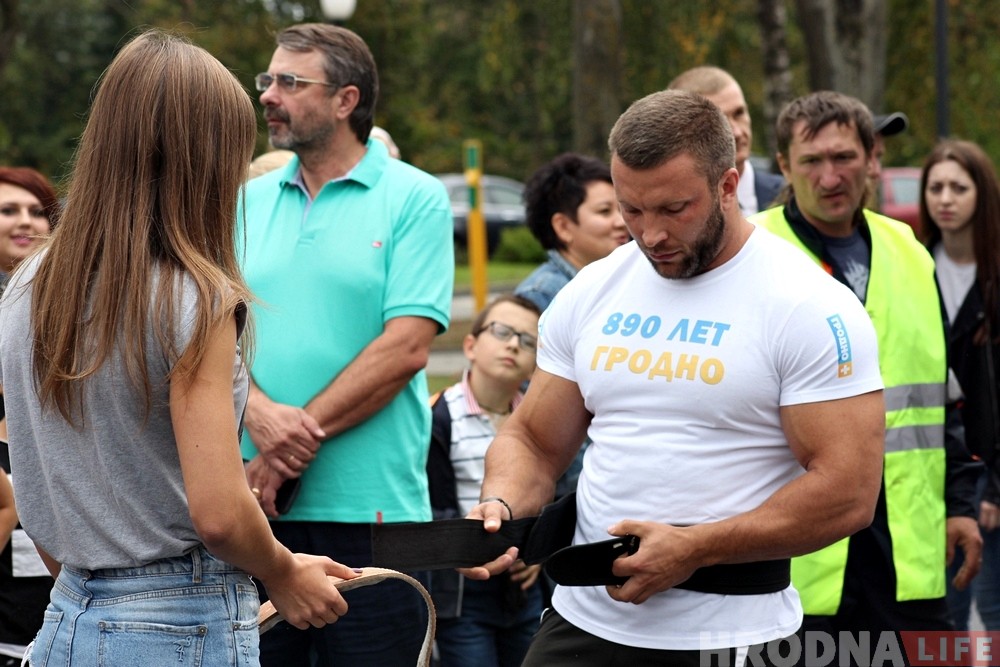 Гродзенскі волат Аляксандр Кодзіс працягнуў 12-тонны тралейбус Гродзенскі волат Аляксандр Кодзіс працягнуў 12-тонны тралейбус