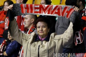 «Падтрымліваю не толькі ўнука, але і ўсю каманду». Як бабуля Галя заўзее за «Нёман»