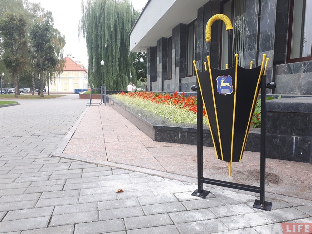 Фотафакт: да дня горада ў Гродне усталёўваюць новыя смеццевыя бакі