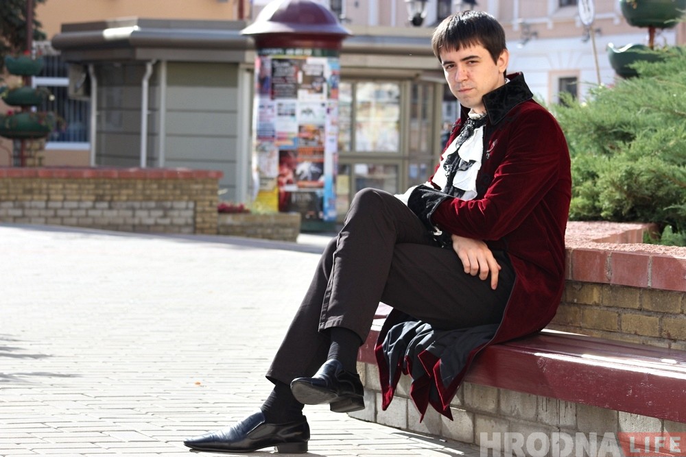 «Горожане стали скучно одеваться». Гродненец рассказал, почему предпочитает наряды ХІХ века