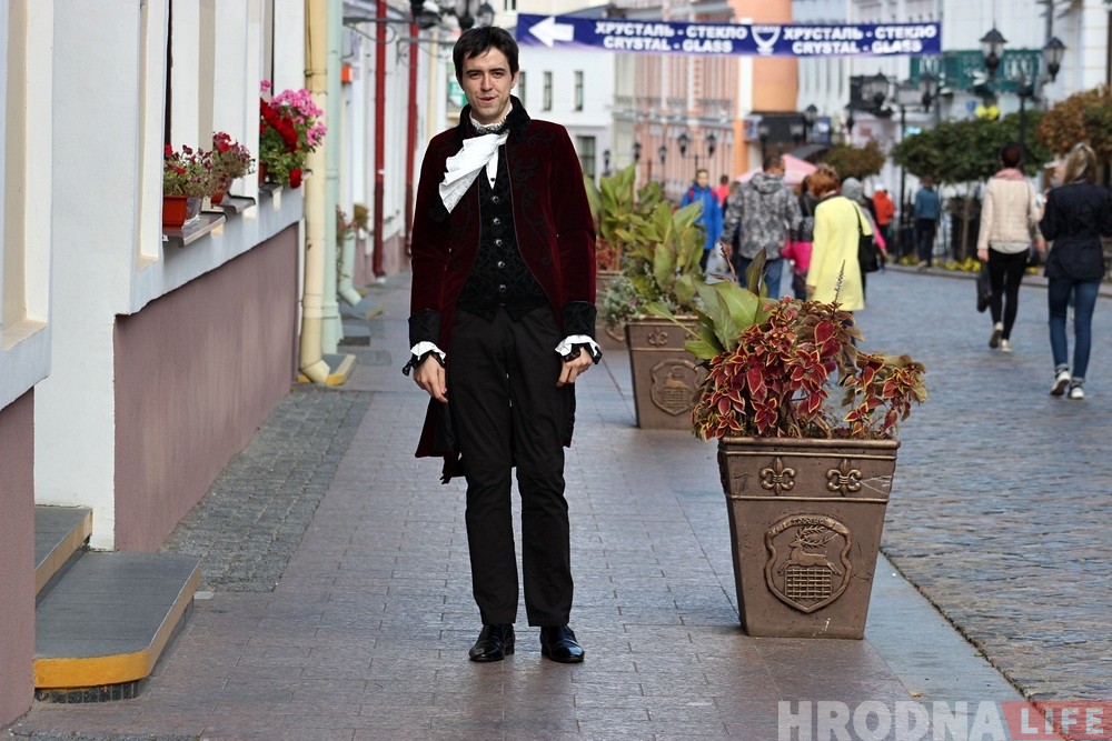 «Горожане стали скучно одеваться». Гродненец рассказал, почему предпочитает наряды ХІХ века