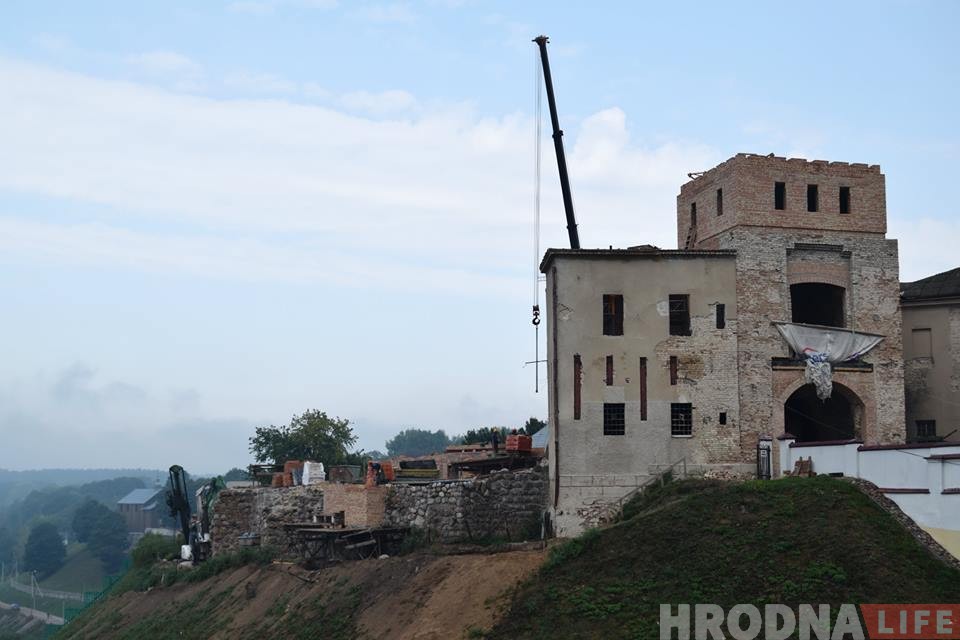 Муры Старога замка закладваюць таннай цэглай. Краязнаўцы б'юць трывогу