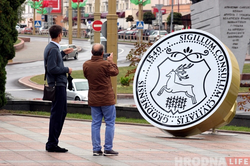 Каля драмтэатра паставілі вялізную пячатку з гербам горада