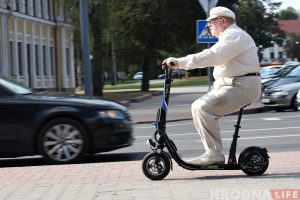 «Варты патрачаных грошай». Гродзенскі пенсіянер набыў электрасамакат і не шкадуе аб гэтым