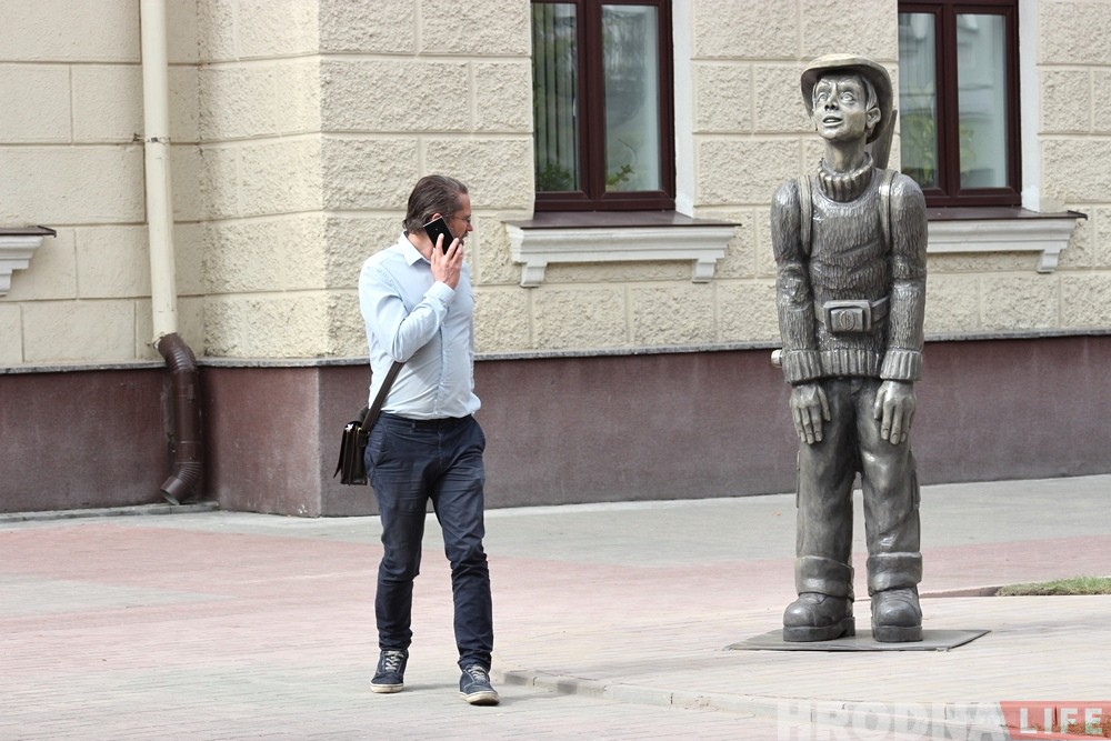Двухметровая фігура падарожніка з'явілася ў цэнтры Гродна