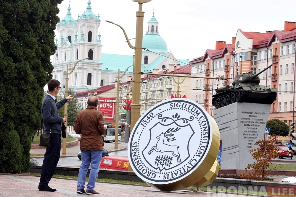 Каля драмтэатра паставілі вялізную пячатку з гербам горада