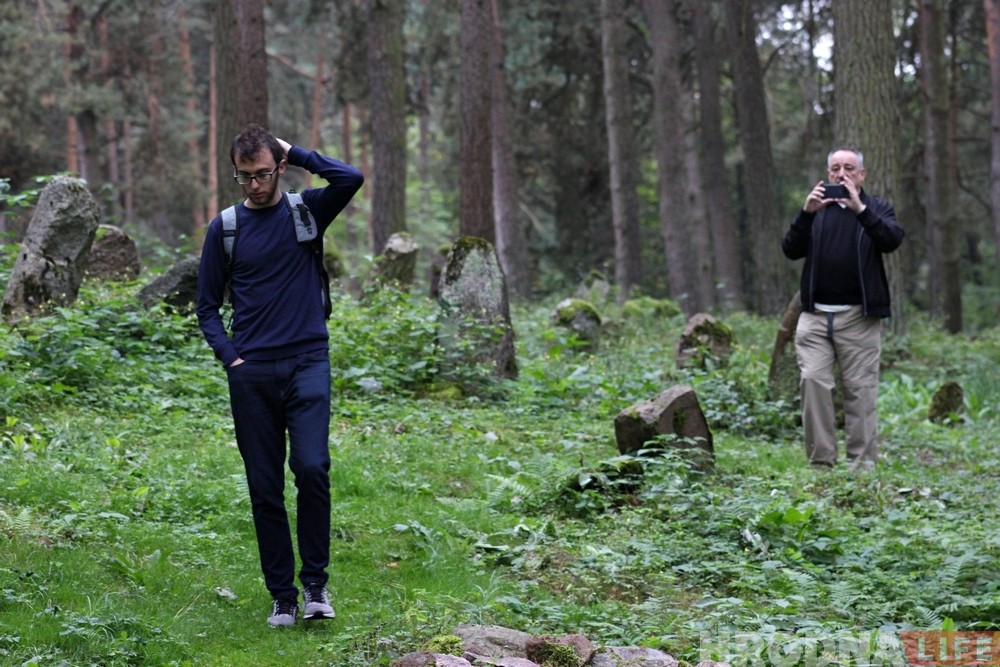 "Людзі прыязджаюць, а брама зачынена". Як аргентынцы шукалі магілы сваякоў на яўрэйскіх могілках у Гродне