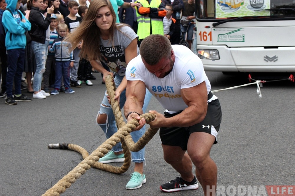 Гродзенскі волат Аляксандр Кодзіс працягнуў 12-тонны тралейбус Гродзенскі волат Аляксандр Кодзіс працягнуў 12-тонны тралейбус