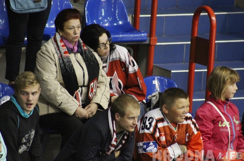 «Поддерживаю не только внука, но и всю команду». Как бабушка Галя болеет за "Неман"