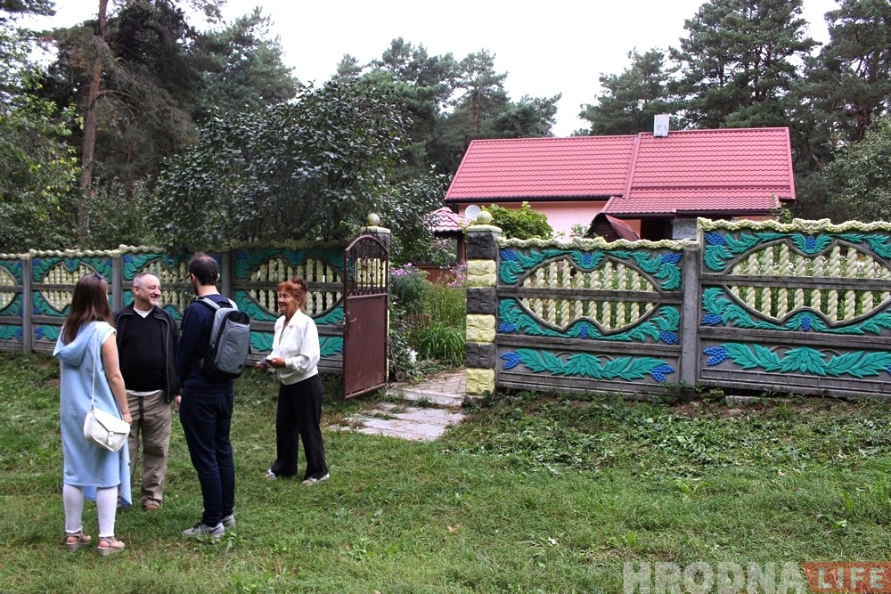 "Людзі прыязджаюць, а брама зачынена". Як аргентынцы шукалі магілы сваякоў на яўрэйскіх могілках у Гродне