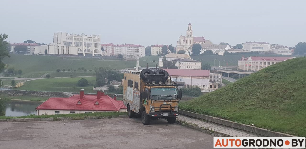 Фотафакт: у Гродна прыбылі сусветна вядомыя вандроўцы з Аўстраліі. 13 гадоў таму яны пачалі кругасветку