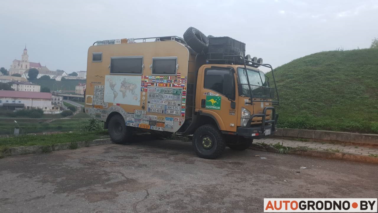 Фотафакт: у Гродна прыбылі сусветна вядомыя вандроўцы з Аўстраліі. 13 гадоў таму яны пачалі кругасветку