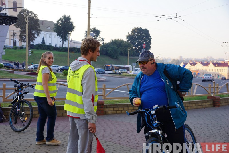 Яблык, усмешка і добры настрой. 100 гродзенцаў на роварах атрымалі ранішнія падарункі ад ВелаГродна Яблык, усмешка і добры настрой. 100 гродзенцаў на роварах атрымалі ранішнія падарункі ад ВелаГродна