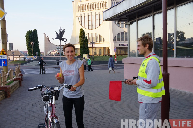 Яблык, усмешка і добры настрой. 100 гродзенцаў на роварах атрымалі ранішнія падарункі ад ВелаГродна Яблык, усмешка і добры настрой. 100 гродзенцаў на роварах атрымалі ранішнія падарункі ад ВелаГродна
