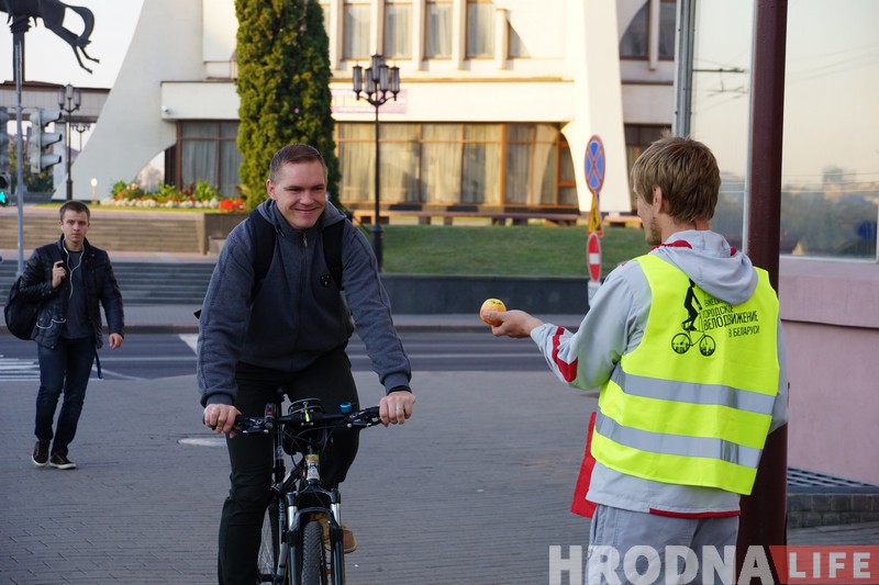 Яблык, усмешка і добры настрой. 100 гродзенцаў на роварах атрымалі ранішнія падарункі ад ВелаГродна Яблык, усмешка і добры настрой. 100 гродзенцаў на роварах атрымалі ранішнія падарункі ад ВелаГродна