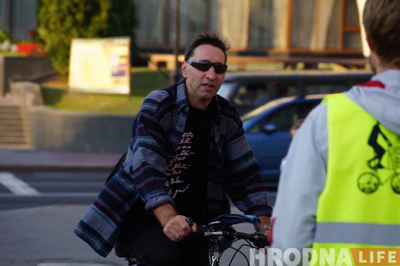 Яблык, усмешка і добры настрой. 100 гродзенцаў на роварах атрымалі ранішнія падарункі ад ВелаГродна Яблык, усмешка і добры настрой. 100 гродзенцаў на роварах атрымалі ранішнія падарункі ад ВелаГродна