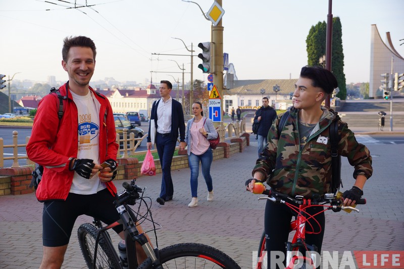 Яблык, усмешка і добры настрой. 100 гродзенцаў на роварах атрымалі ранішнія падарункі ад ВелаГродна Яблык, усмешка і добры настрой. 100 гродзенцаў на роварах атрымалі ранішнія падарункі ад ВелаГродна