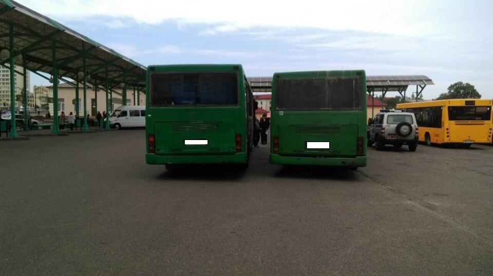 Гродзенскія кіроўцы злівалі паліва са службовых аўтобусаў прама на вакзале Гродзенскія кіроўцы злівалі паліва са службовых аўтобусаў прама на вакзале