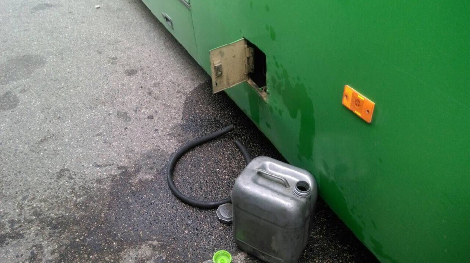 Гродзенскія кіроўцы злівалі паліва са службовых аўтобусаў прама на вакзале Гродзенскія кіроўцы злівалі паліва са службовых аўтобусаў прама на вакзале