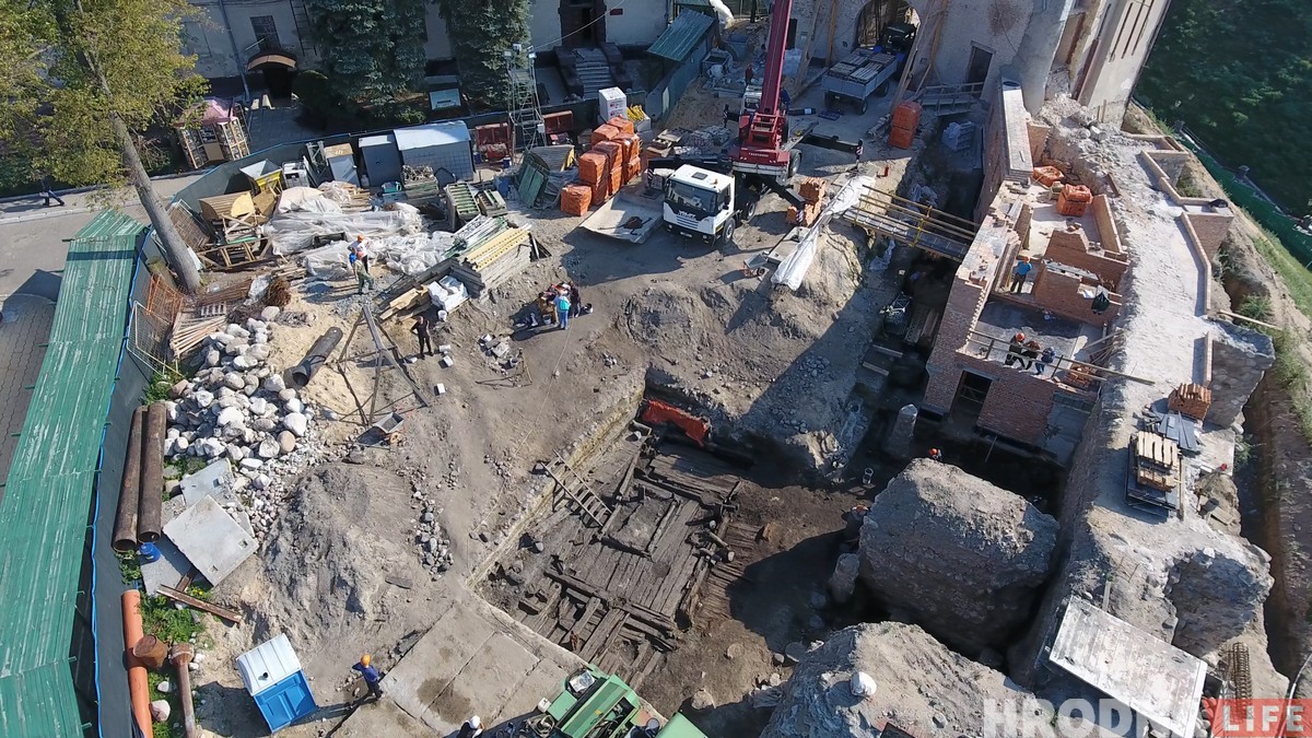 Хату гараджан 14 стагоддзя знайшлі на раскопках Старога замка ў Гродне