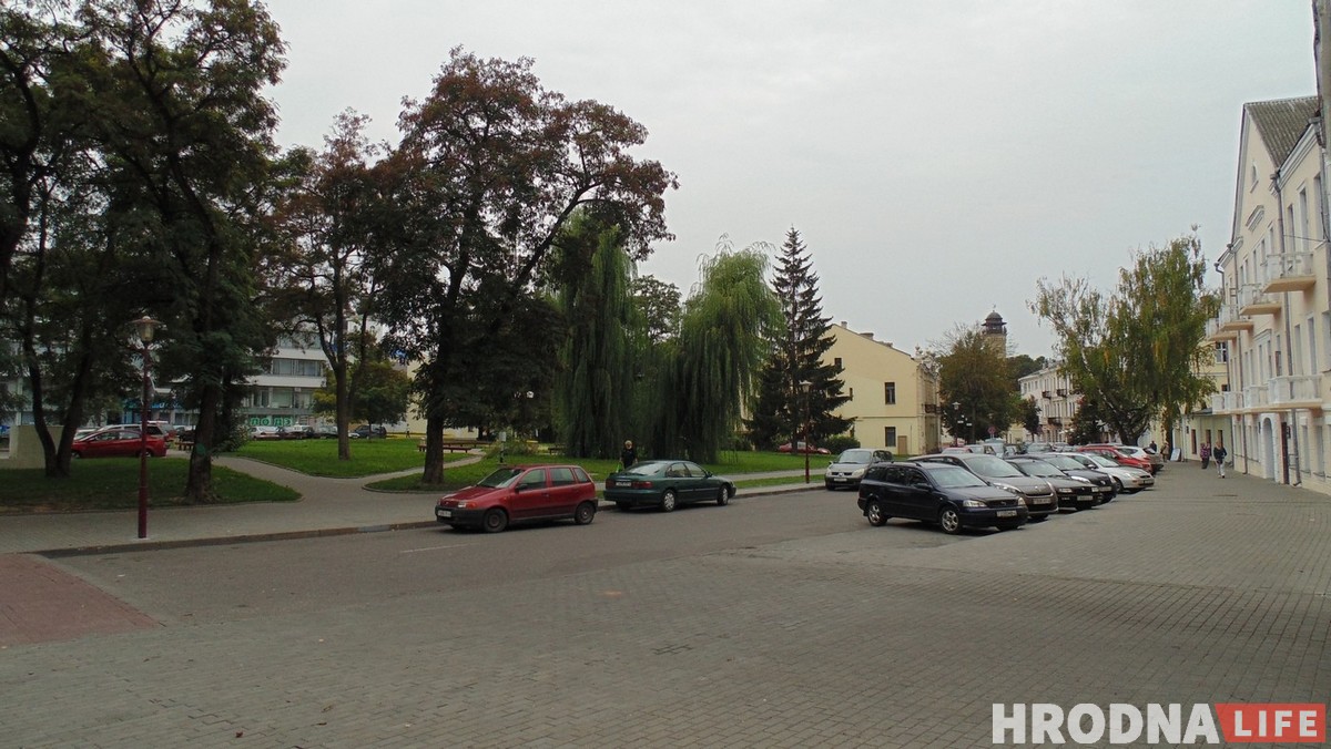 Сквер за "текстилями" переживает последнюю осень: там построят офисный центр. Что думают гродненцы?