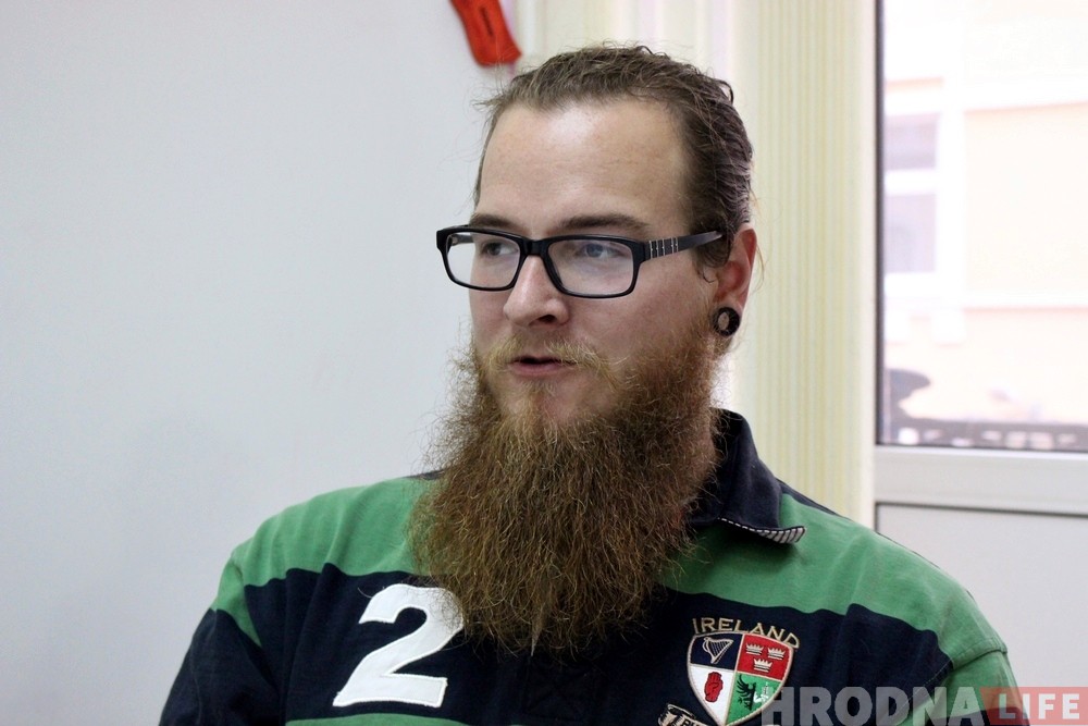 З татуіроўкамі і барадой: як настаўнік з ЗША ламае ў Гродне стэрэатыпы