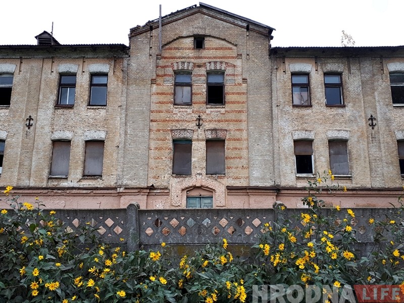 Глядзіце, як выглядае закінутая казарма на Шчорса, якую ніхто не купляе Глядзіце, як выглядае закінутая казарма на Шчорса, якую ніхто не купляе