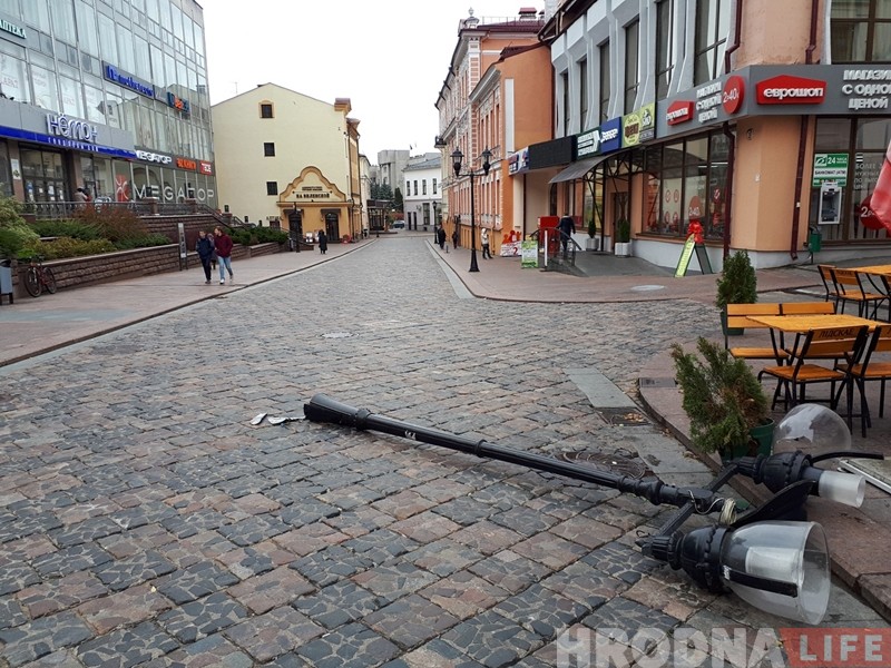 На Савецкай у Гродна падаюць ліхтары: што або хто іх валіць? На Савецкай у Гродна падаюць ліхтары: што або хто іх валіць?