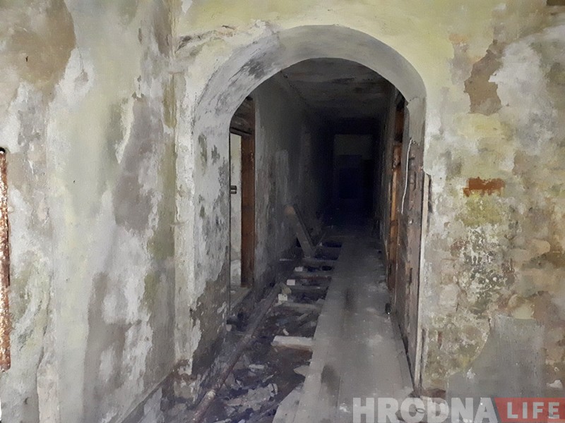 Глядзіце, як выглядае закінутая казарма на Шчорса, якую ніхто не купляе Глядзіце, як выглядае закінутая казарма на Шчорса, якую ніхто не купляе