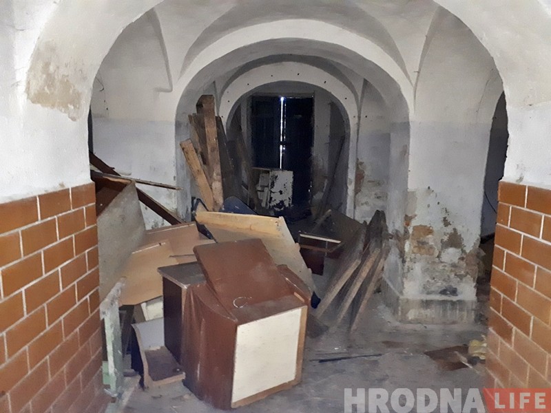 Глядзіце, як выглядае закінутая казарма на Шчорса, якую ніхто не купляе Глядзіце, як выглядае закінутая казарма на Шчорса, якую ніхто не купляе