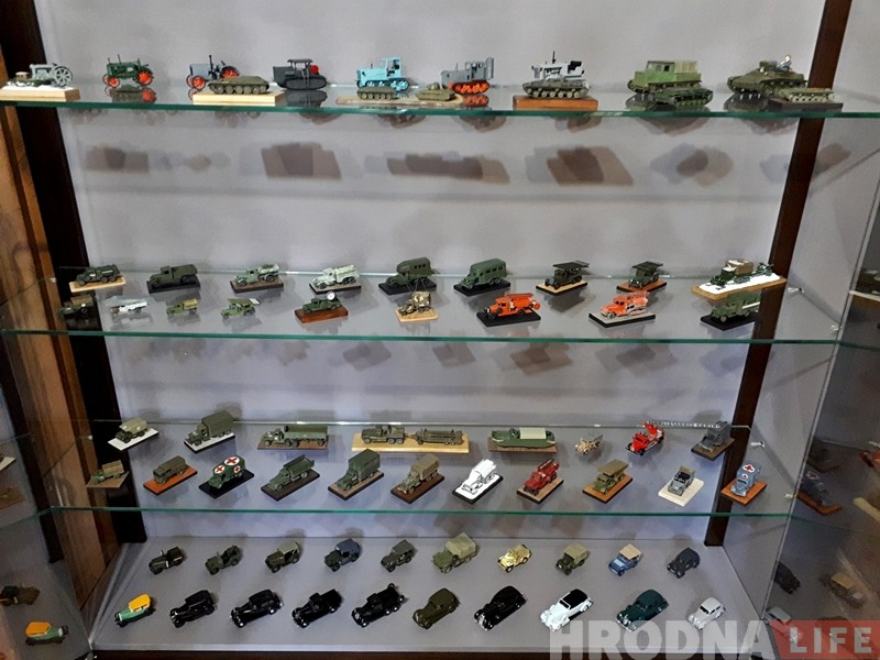 Замкі, мадэлі ваеннай тэхнікі і музычныя інструменты: Ігар Адасік запрашае на выставу "Мае хобі"