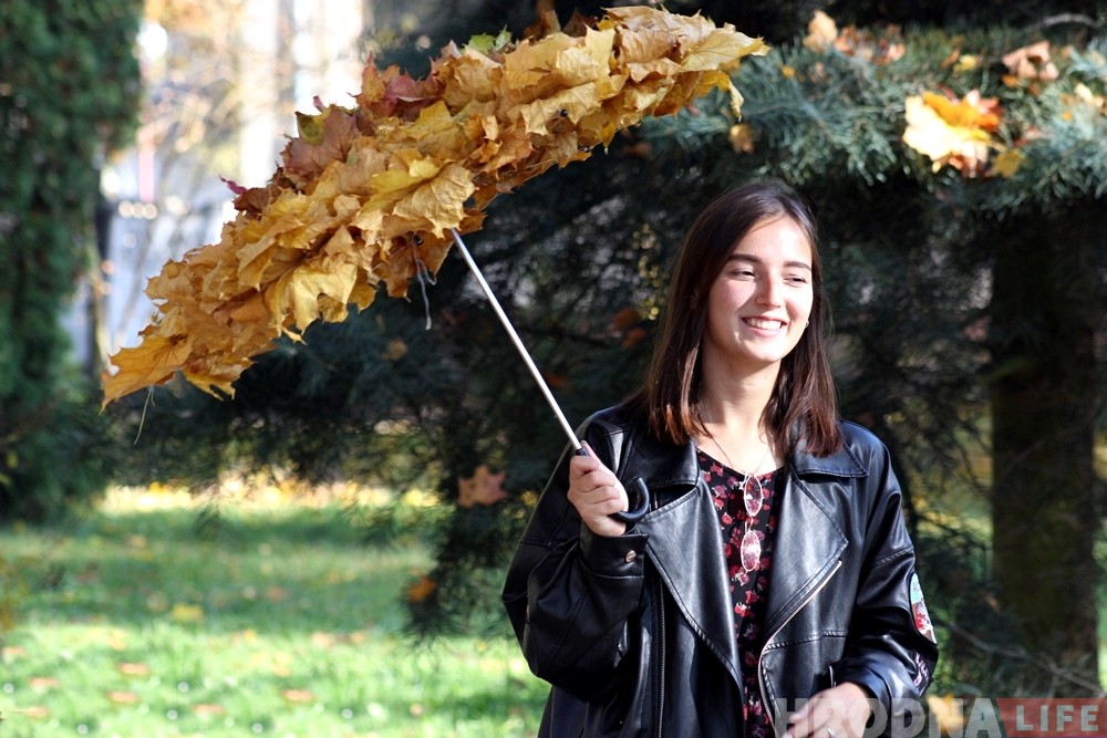 Хіт сезону: сям'я гродзенцаў зрабіла парасон з лісця і парадавала гараджан