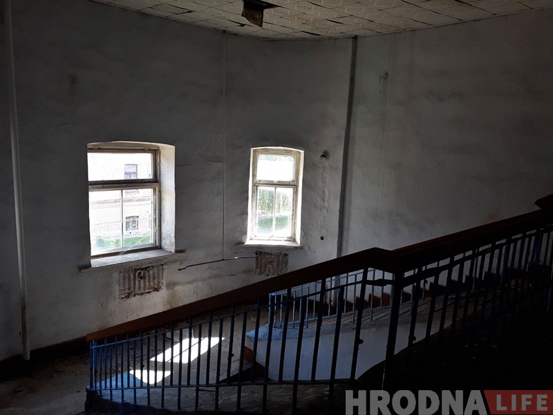 Глядзіце, як выглядае закінутая казарма на Шчорса, якую ніхто не купляе Глядзіце, як выглядае закінутая казарма на Шчорса, якую ніхто не купляе