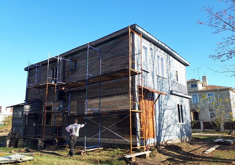 «Драўляныя дамы можна ратаваць». Гродзенец аднаўляе рэдкі прыклад канструктывізму 1930-х