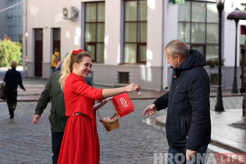 Фотафакт: "Камунарка" прывезла ў цэнтр Гродна стыльны рэтрааўтамабіль і частавала цукеркамі Фотафакт: "Камунарка" прывезла ў цэнтр Гродна стыльны рэтрааўтамабіль і частавала цукеркамі
