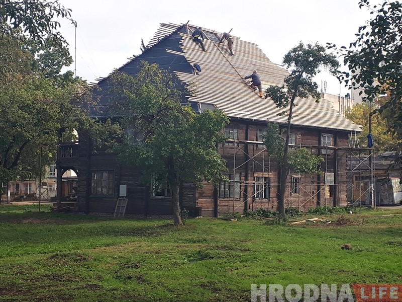 Пачаўся трэці этап рэстаўрацыі лямуса: дах накрыюць гонтам