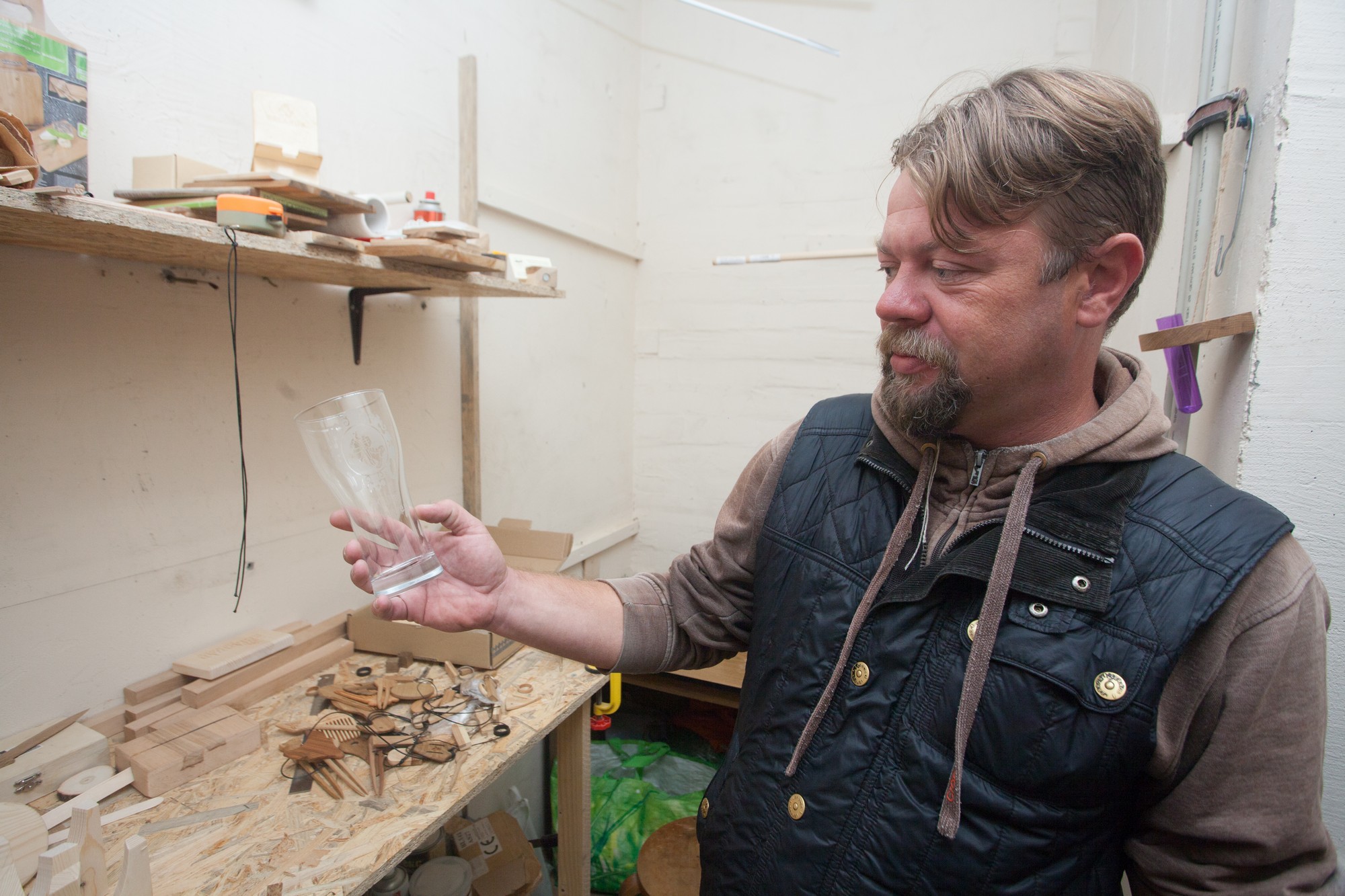 «Вагоны грантаў апазіцыі ў Беластоку – гэта легенды». Як актывіст стаў майстрам па дрэву