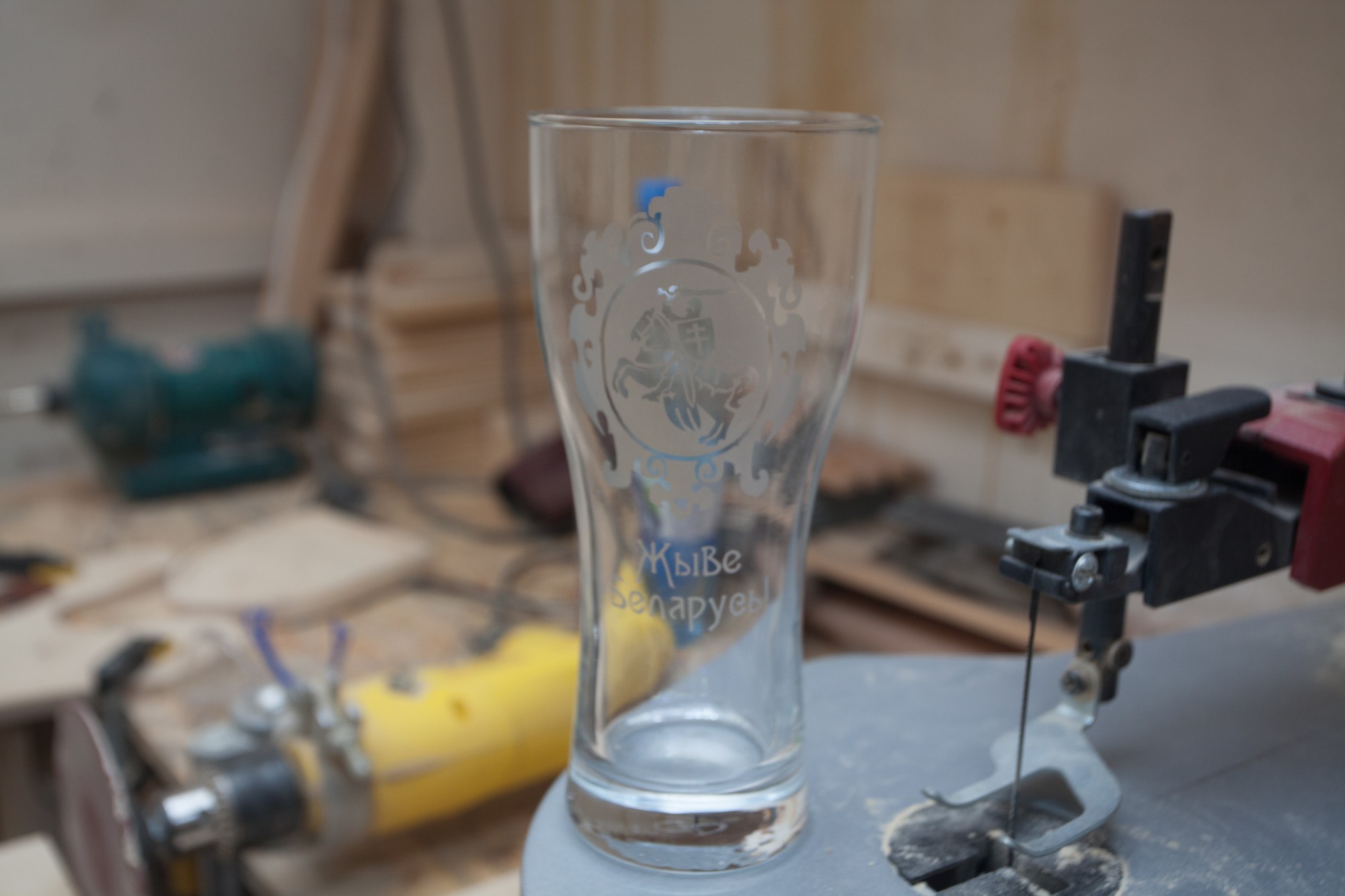 «Вагоны грантаў апазіцыі ў Беластоку – гэта легенды». Як актывіст стаў майстрам па дрэву