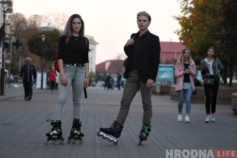"Без ролікаў не было б нас такіх". Для пары з Гродна ролікі сталі паўсядзённым транспартам