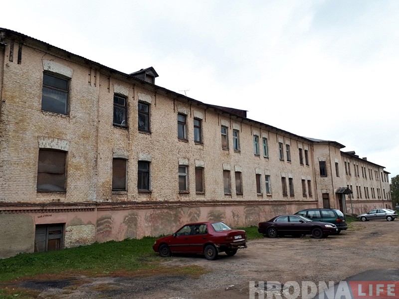 Глядзіце, як выглядае закінутая казарма на Шчорса, якую ніхто не купляе Глядзіце, як выглядае закінутая казарма на Шчорса, якую ніхто не купляе